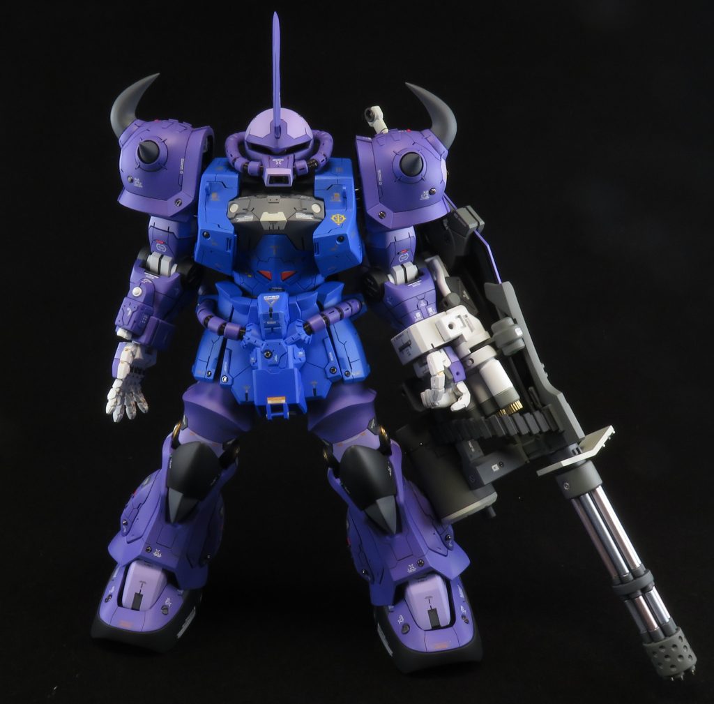 この作品、元プロモデラーの大角基夫さんに「素晴らしいグフカスタム」って褒めてもらったんですよね。本当に嬉しかったです。大角さんがまだTwitterされてる時だったんですけど、大角さんはちょっとリベラル寄りのツイートが多くて、それが嫌いな人も結構いて、批判もされてたのかな。僕はまあ、そういう個人の思想信条とかは全然自由だと思うし、そこまで気にならなかったから良かったんですけど、苦手な人やネトウヨの人は結構嫌だったのかなって思います。もう大角さんTwitterやめてて、もしかしたら別のアカウントでやってるのかもしれないけど、僕は大角さんの作品大好きなんですよね。憧れのモデラーさんから褒めてもらえたのが嬉しくて嬉しくて、今こういう気軽にネットでやり取りできる時代だから実現したことだと思う。色々誹謗中傷とか負の側面もあるけど、やっぱりネットの発展はありがたいです。–4枚目/制作者：ジャンボタニシ