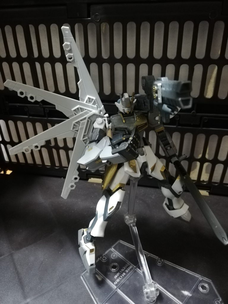 「あらよっと。そんな攻撃当りゃしねぇんだよな〜」
想定済みだ!これでもくらいやがれ!
「なっ!?これを凌ぐのかよ。お前阿頼耶識のバフを使っているな?」
「そのとーり、だが戦闘中に喋る暇があるのかい?」