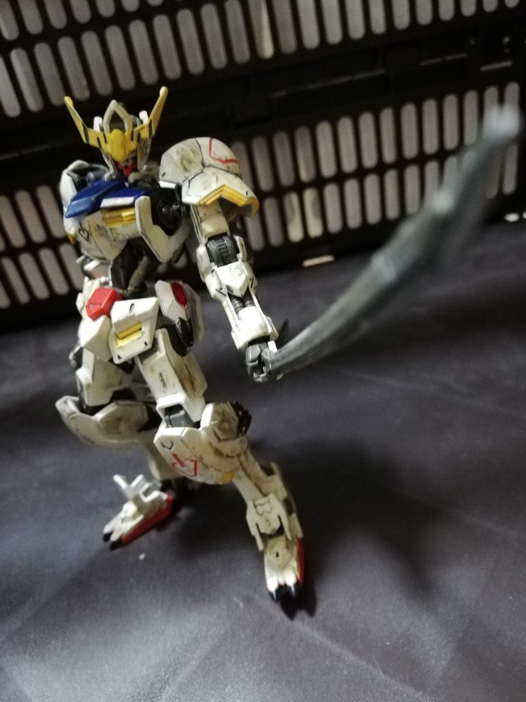 「いや〜奇遇だねぇ、こんなところで会うなんてな」
「問答無用、すぐに叩きのめしてやるぜ!あんときの借りを今!」
渾身のフルバーストだ、避けれるもんなら避けてみやがれ!
ありとあらゆる弾が奴に向かうがそれらを全て軽々しく避けきってしまった。
「その程度か?威勢だけはいっちょ前だな」
こんのやろぉぉぉぉぉ!
「くらえっ!…………………速い!?このままじゃ…………うわぁぁぁぁぁぁぁぁ!」
クソッ!右腕とミサイルユニットが!だがまだだ、勝負はこれからだ!