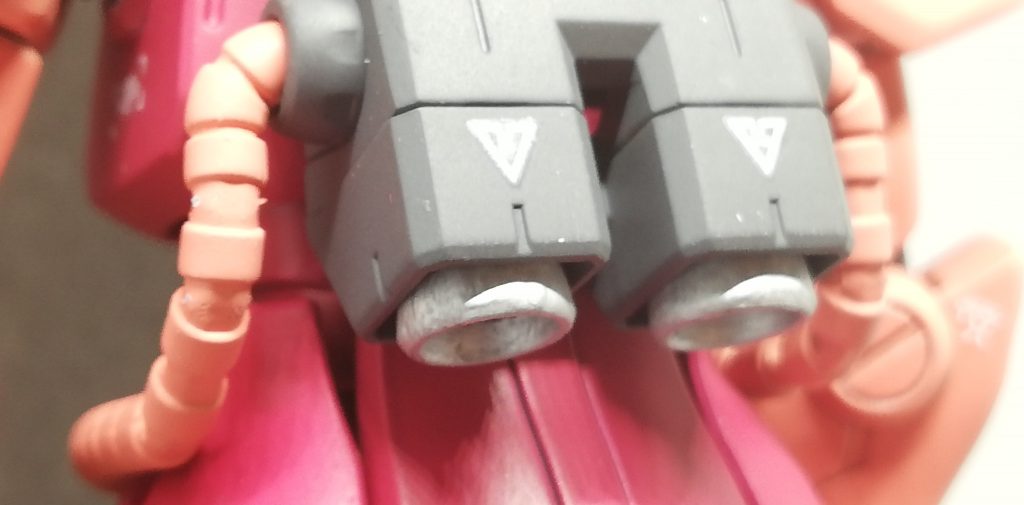 失敗点①
スラスターをガンダムマーカーのガンダムシルバーで塗りましたが、使用前によく振らないといけないことに気付いていなく、ムラがひどいことになってしまいました。
失敗点②
腹部クリアパーツのはめ込み時に、塗料の厚みを考慮せずそのままはめ込んだため、一部割れてしまいました。そこは、下地処理の時にヤスリ跡がひどかったため、削りこみを行ってしまった箇所でした。
次回は、これらを踏まえて、スジボリによるディティールアップを追加してHGUCリックドムを作製します。
塗料が余っているので、引き続きシャア専用機になります。