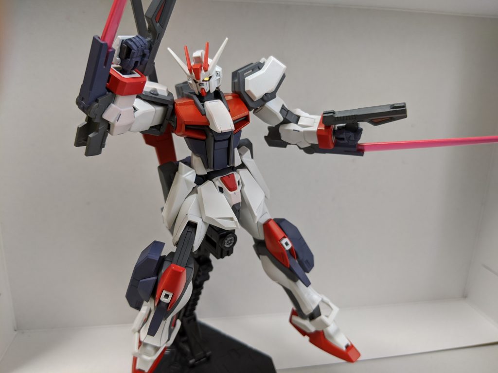 ハンドガンと腕部ビームサーベルは併用可能。中距離戦からスムーズに接近戦に移行できそう。