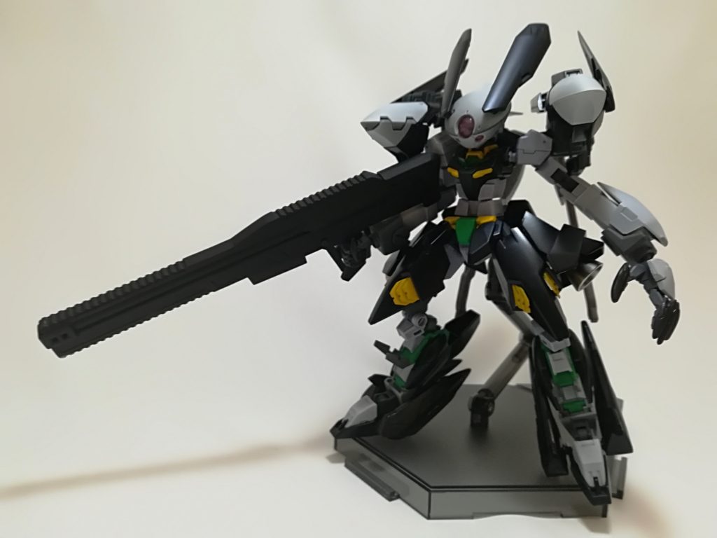 ガンダムアルミラージ

コアガンダムとヴォーパルアーマーが合体した形態
索敵能力と運動性、特に跳躍性能が高く、地上、特に市街地やアステロイドベルト等障害物の多い地域での機動戦に特化している。
頭部、両肩、両足の形状がうさぎに似ていることから『五首うさぎ』と本人は呼んでいる。

劇中のアーマーがどうにもシルエット(特に脚部)が似通っていると感じたので大きくシルエットを変える方向で制作しました。
コアガンダムの脚部のジョイントを変更したのは逆関節を採用したためです。

うさぎをモチーフにしたのは、頭部に採用したグリモアの頭を見た時『何か耳つけたらうさぎっぽくね？』と思ったからです。
ならばと、うさぎ→戦場を飛び跳ねる→昔やってた某ロボゲーでお気に入りだったアセンブリ→重量逆関節スナイパーといった感じで妄想をふくらませた結果こうなりました。

頭部、両肩の耳は、ストライクフリーダムのドラグーンを、両足の耳はハシュマルの胸についてる何かよくわからんパーツで構成されています。
両腕の延長部はGNアーチャーの太股パーツを、手はルプスレクスを使用しています。
太股のアーマーはジンクスIIIのものにミスサザビーのふくらはぎスラスターをくっつけています。

あと、写真じゃわかりづらいですがアーマーの黒いところは偏光塗料を使用しており、青く光ります。