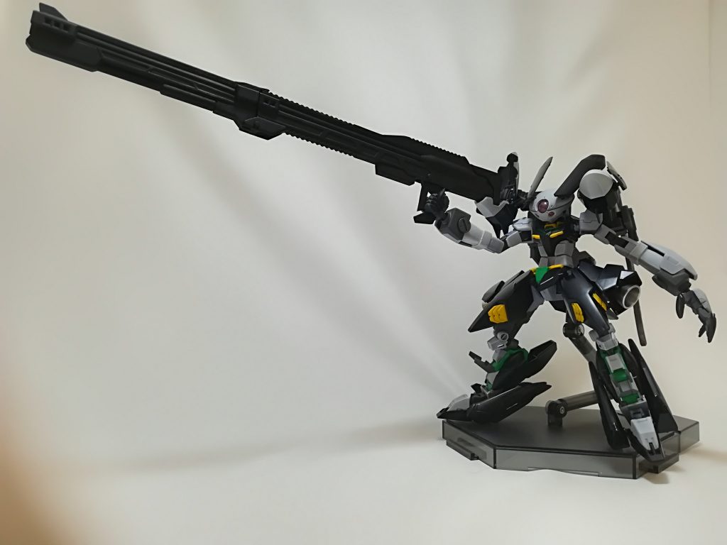 武装『二七式四三〇粍電磁加速式加農砲専用試製延長砲身』

本装備の性能をさらに非常識に押し上げる拡張装備
その射程は1戦闘距離を超えるほどに延長され、(GBN内ではエリアマップの端からどこでも届く)その威力は射程内なら掠めてもMSがミンチになるほど。
とはいえそこまでの射程は本機のセンサー類の補足範囲を超えるため、最大限運用するためには僚機や観測機による観測データが必要となる。


せっかくのアタッチ用マウントレールなのでなにか付けようと安直に延長バレルを制作しました。
フライルーのギミックをこっちでも採用するためにはライフルだけでは物足りないと思ったためです。