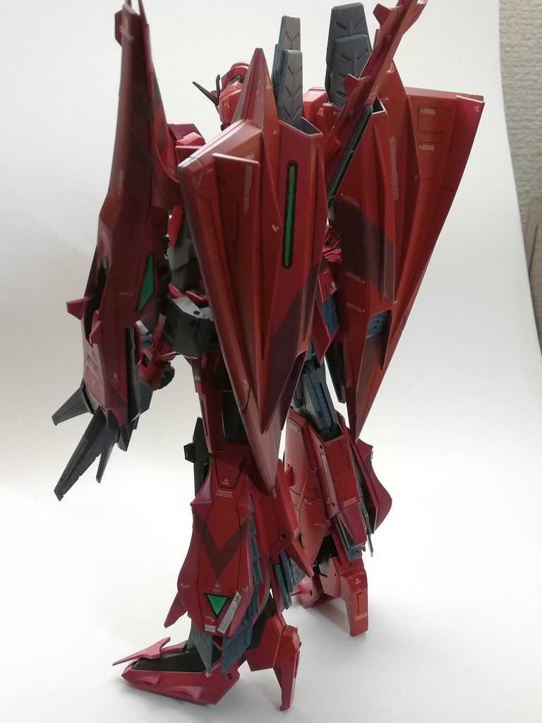 かかとを余剰パーツでヒール立ちにしています、緑のセンサーは蛍光塗料にUVレジンで保護しています。