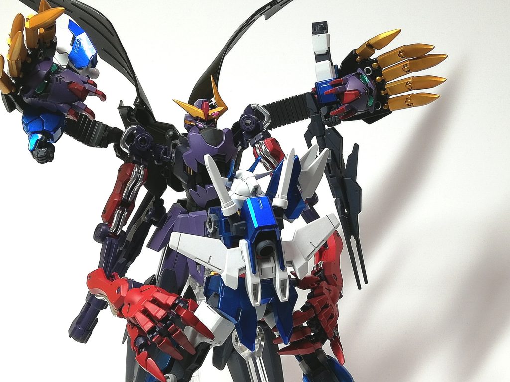 本気のゼルトザームCBの戦闘スタイル

まず四本腕で敵を捕縛。
四肢をもぎ取る