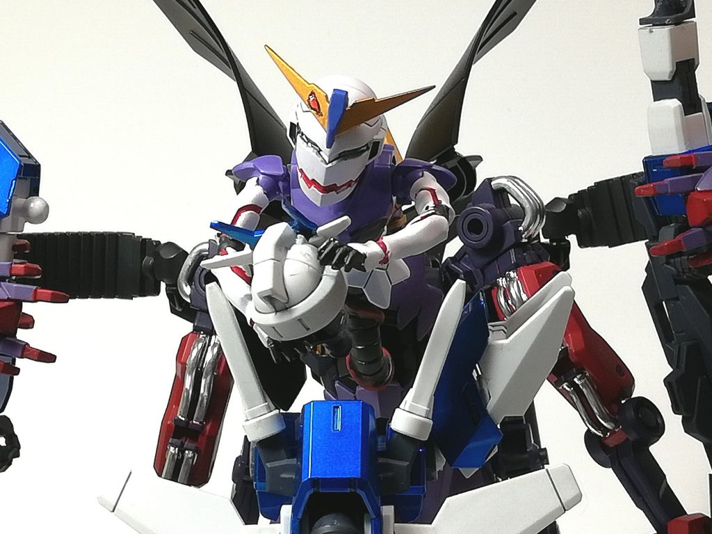 イッカクは少しでもゼルトザームに近づけたかったので少し加工を試みました。
角にあるピンクの目のようなものはその時の名残です