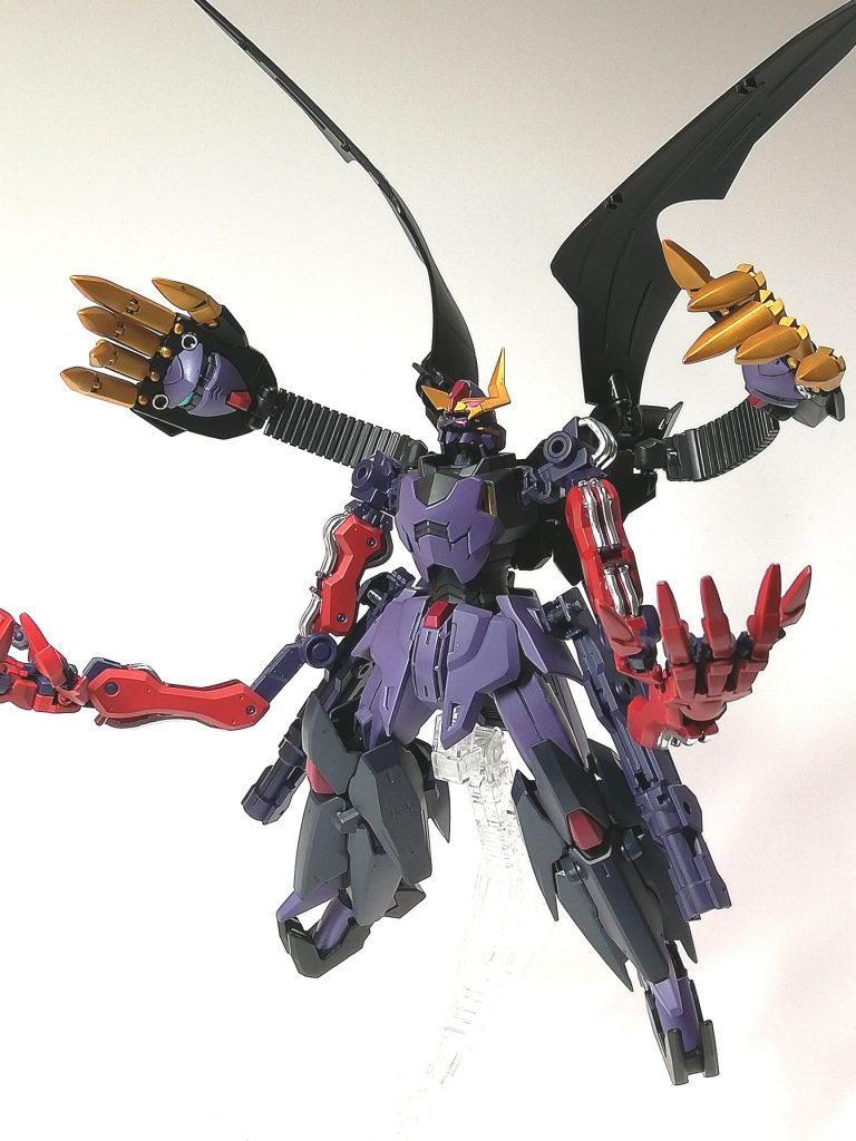 マントを脱ぎ、四つの腕を展開した形態