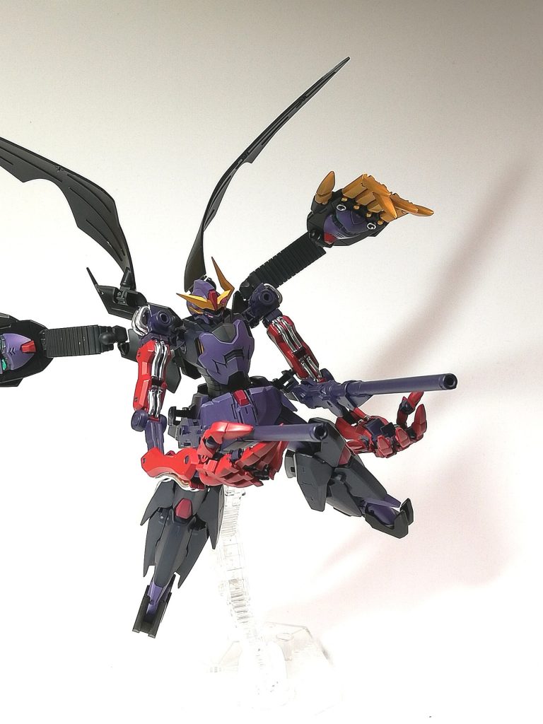 本来背中にあるフォールディングデストランチャーは腰の両サイドに取り付けました