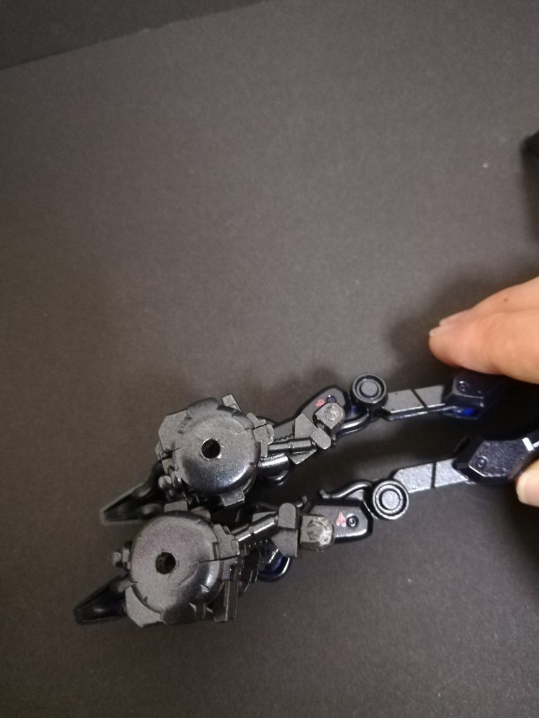 肩の接続方法なんですけど
ガンダムフレームのポリキャップ入れる場所に無理くりパテ埋めして穴開けての接続です