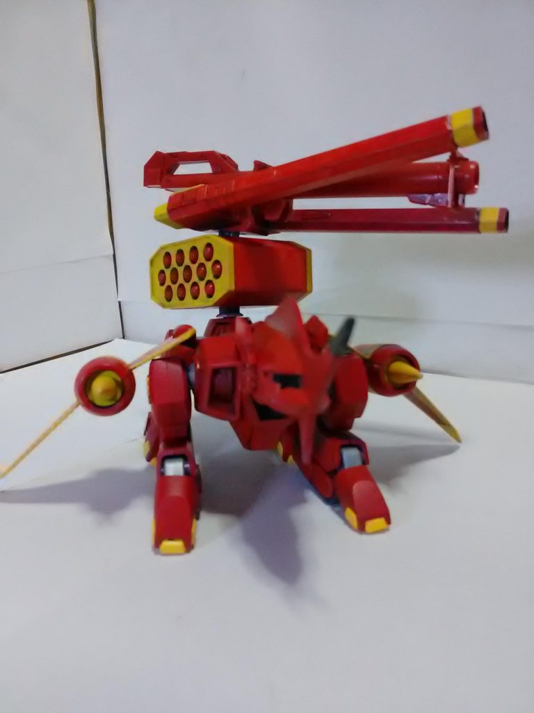 砲撃形態。
サウザンドリーフは前後上下左右にそれぞれに展開し敵機を攻撃する。


ミサイルの天井に穴を開けて、ジョイントにマスキングテープを巻きつけたレールガンを差し込んであります。