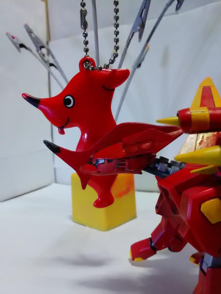 頭部はチーバくんの頭部風に切り取ったプラ板を接着。見辛いですが耳はMGレッドフレーム改の余りパーツを取り付けました。

ボディの黄色は千葉県の花である菜の花をイメージしています。