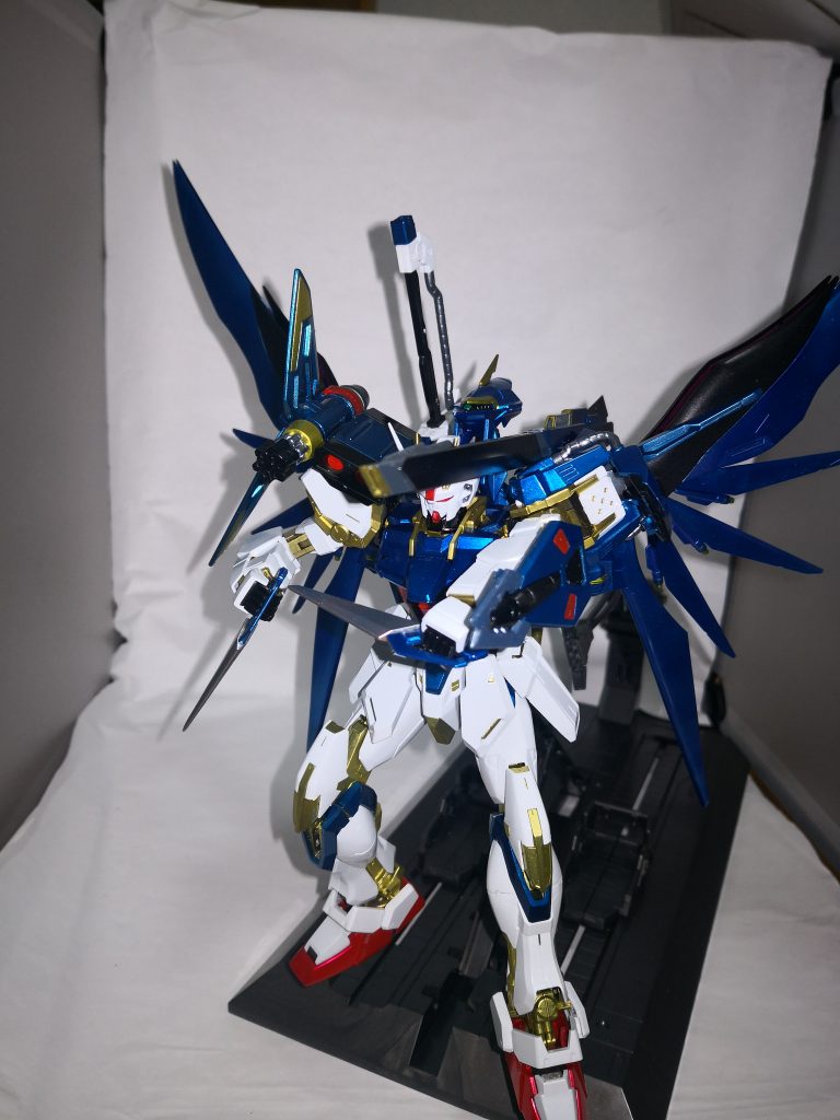 背中の砲塔で牽制しつつ、ソードドラグーン二刀で斬りかかりにいくぞ、的な。
もちろん肩のマイダスメッサーもドラグーンに発展してるという脳内設定。見た目変わってませんが(;´д`)
以下適当に発進シークエンスとかとか