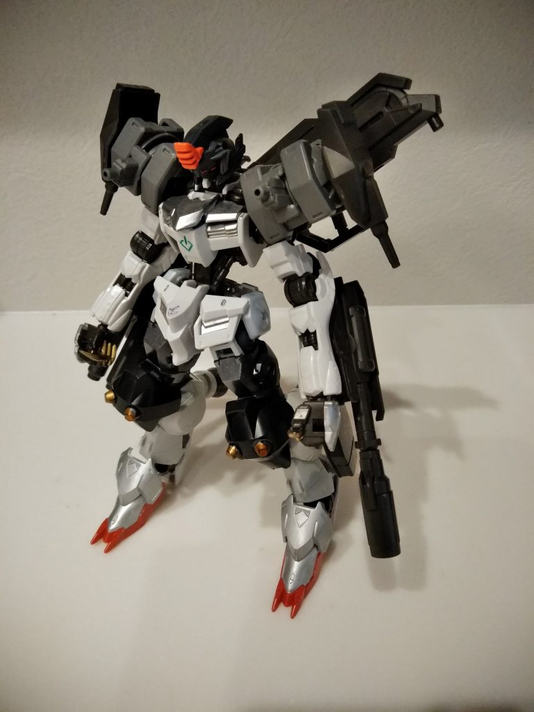 膝、ふくらはぎ、肩部に複数の砲門をもつ