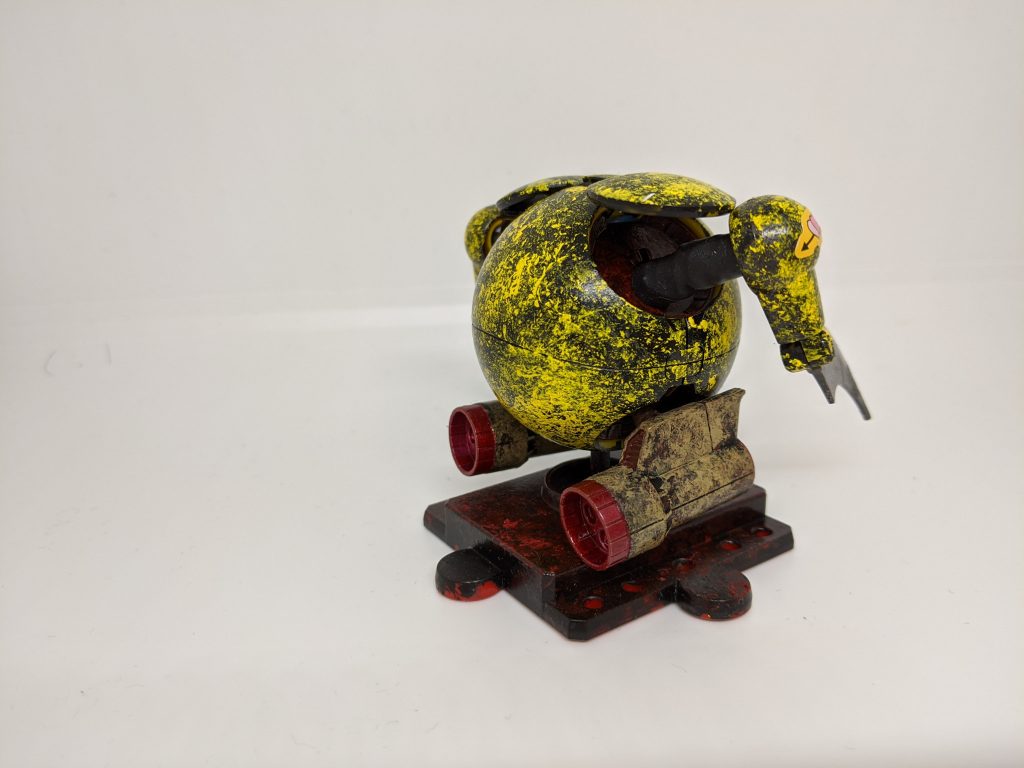 下地は銀色に黒、そこからラップで黄色や赤、茶色の塗料をのせて塗装。最後にトップコートで仕上げました！