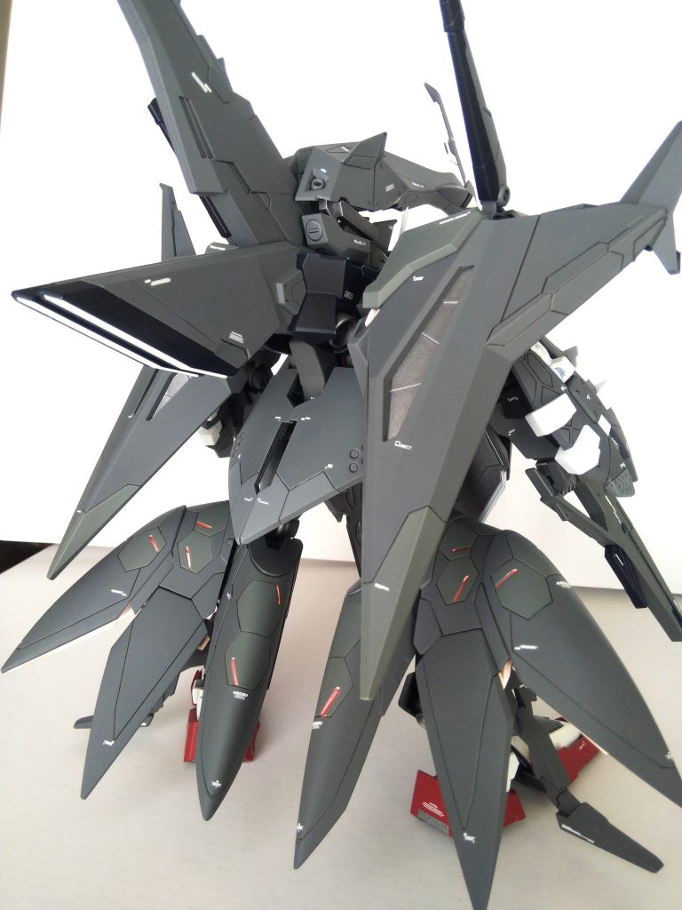 テールスタビライザーを取ったのはデザイン上の好みの問題もありますが飾るスペースの問題が大きいです