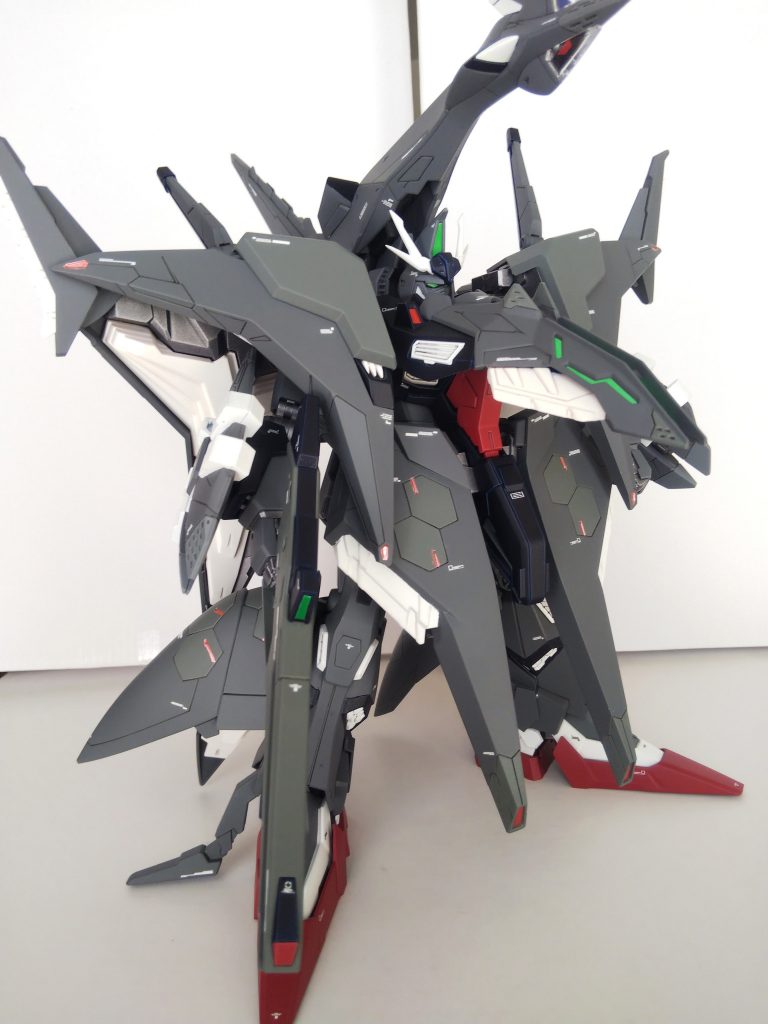 機首のクリアパーツ部分は上がグリーンのセンサー、下は赤いツインアイにしました。どちらもHGガンダムサンドロックのホイルシールです