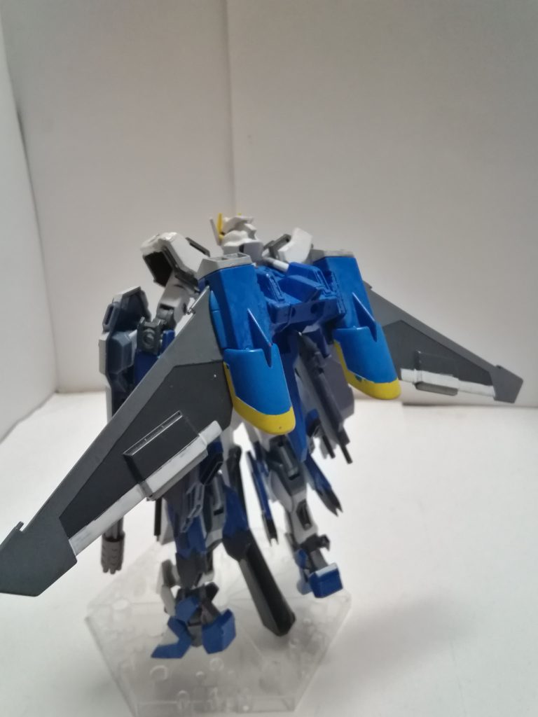 スカイコアストライク
スカイストライクが支援戦闘機 コアストライカーを装備した姿
コアストライカーの性質上どのような場面でも合体、分離が可能となっている
そしてドッキングすることによりハイウィングほどではないがトリッキーな動きが可能になっている他ダッシュストライカーのように運用することも出来る汎用性の高い装備と言える
また武装として新たにガトリングシールドが装備されている