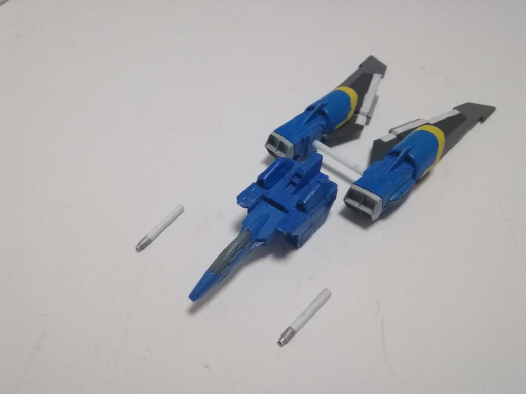 スカイストライク用 無人支援戦闘機 コアストライカー
オオトリのデータを元に開発された無人支援戦闘機
コアストライカーの名前の通り中央の本体に様々なオプションを取り付け戦場によって換装が可能となっている
画像のものはファトゥム01を元に作られた装備でこれがコアストライカーの基本的な装備である
武装としてはビームガンのみと正直いって貧弱ではあるが本機は無人機の特徴を生かし普通ではできない動きが可能となっているウイング接続部から回転し、急制動など人が乗っていればとてもGがかかる動きをすることが出来攻撃の回避率が上がっている