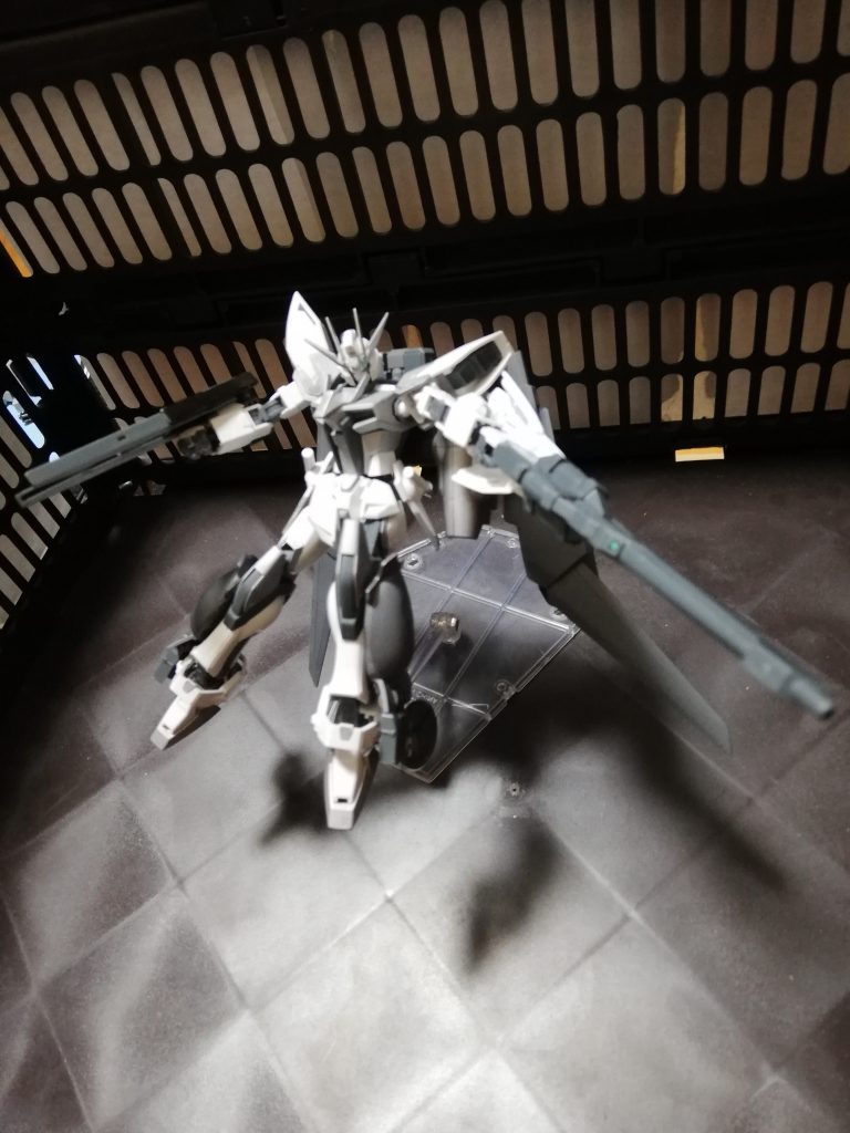 こんな感じで左腕にバスターライフルとウィングシールド、右腕にレールキャノンを装備してますねぇ〜