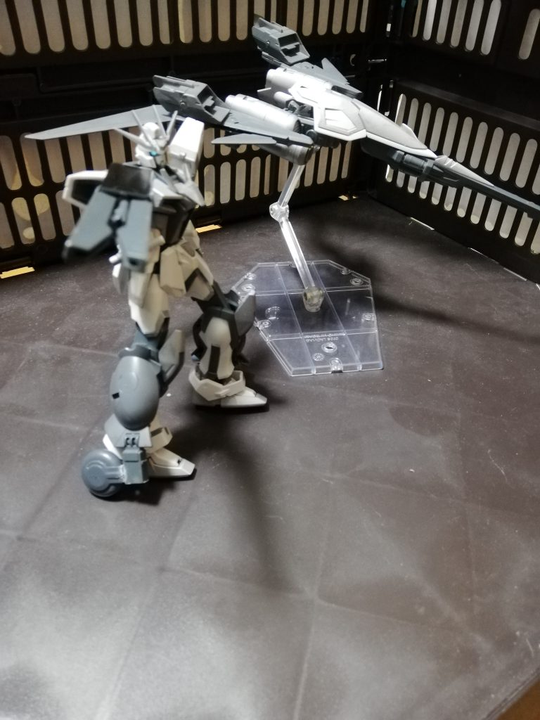 バックパックは単独で飛行可能に!
一応リ・ガズィの様なバックウェポンシステムですな〜