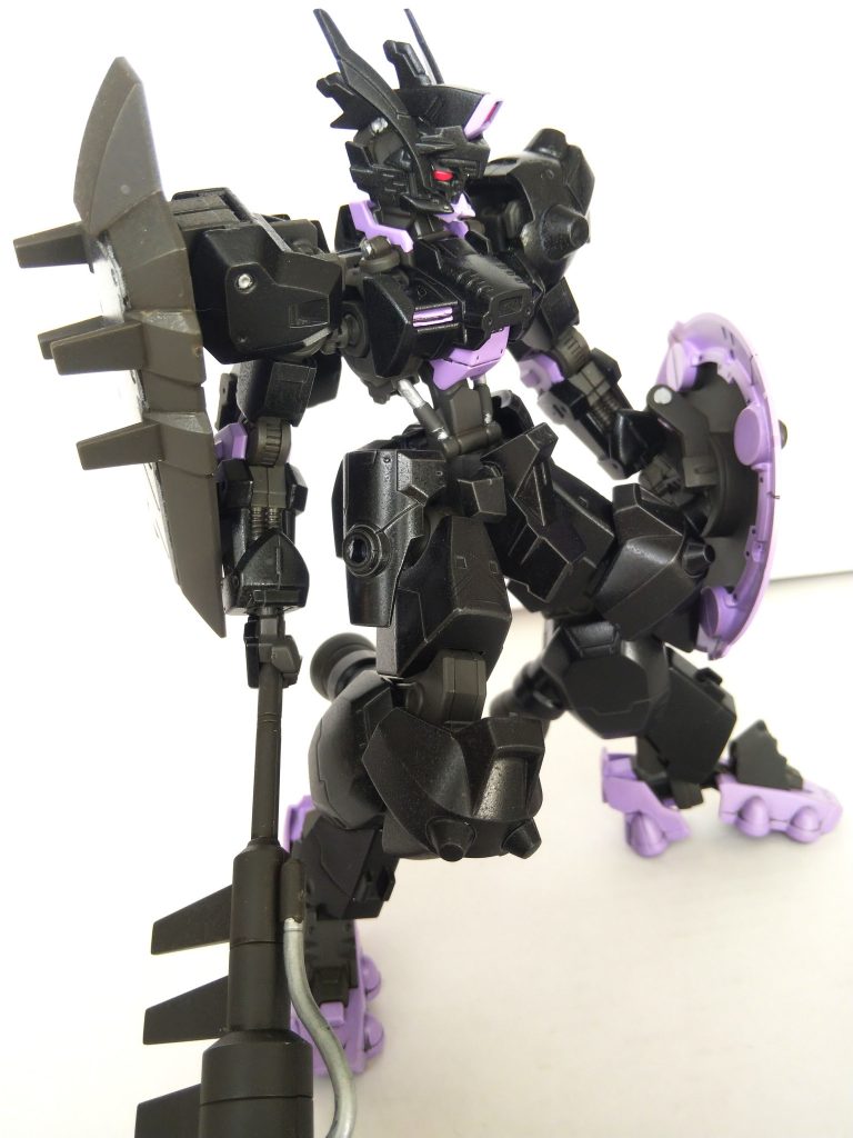 紫のカラーリングと赤い目、マイニングハンマー、腕部クロウが特徴