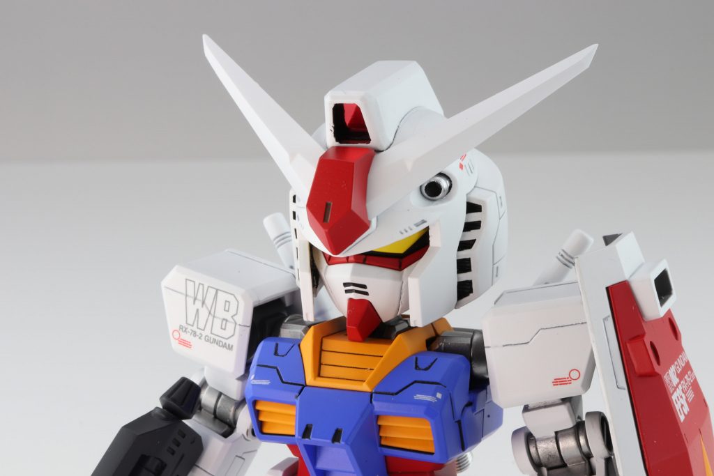 キットでは丸まっていたり境界線がなかったブレードアンテナ先端やフェイスの頬の面取りをしました。