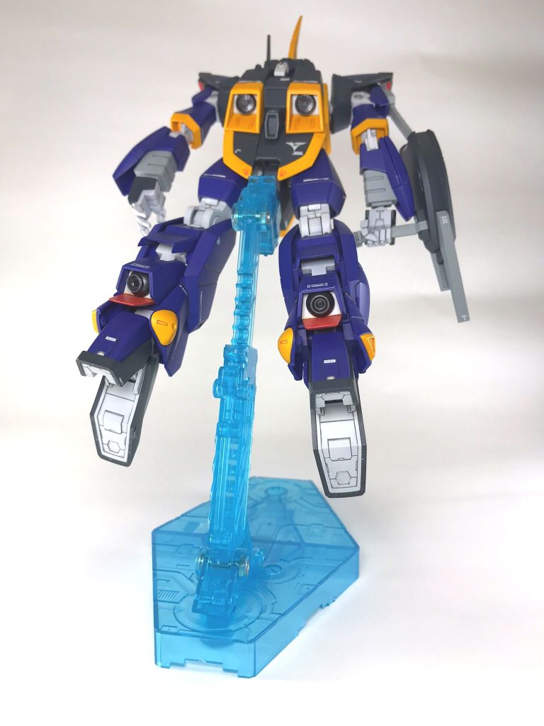 濃淡2色のダークブルーの塗り分けなので、フレームは白に近いグレーで塗装。