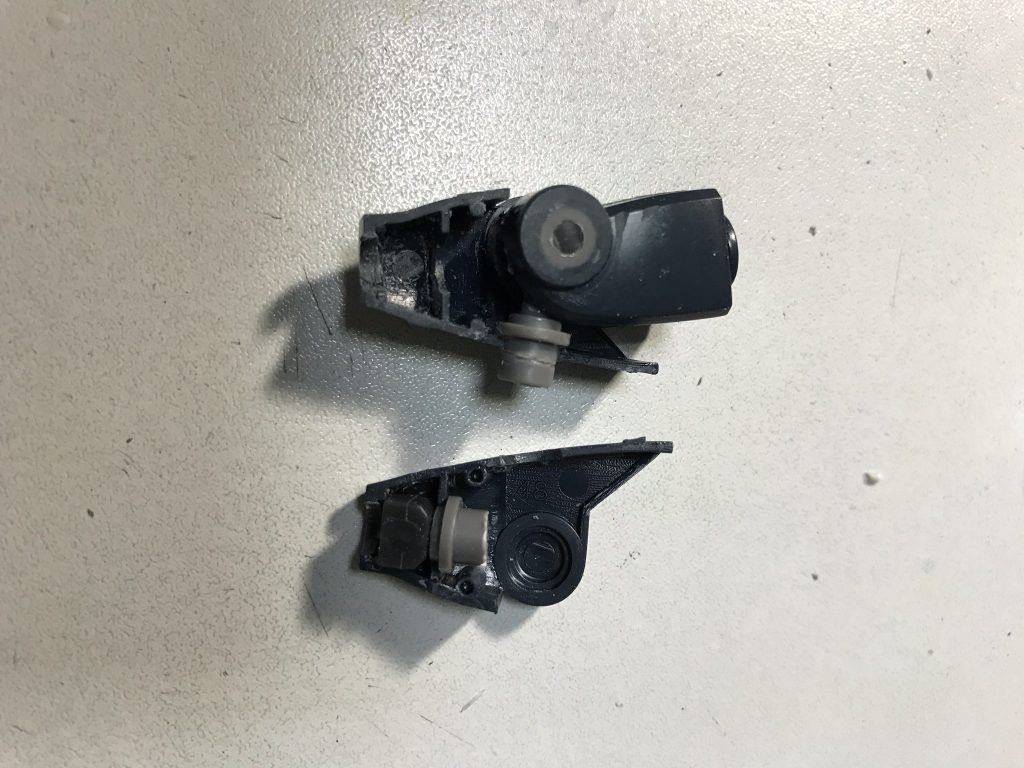 腕側面にプラサポでプラ棒を固定し、そこに肘に仕込んだポリキャップを接続しています。