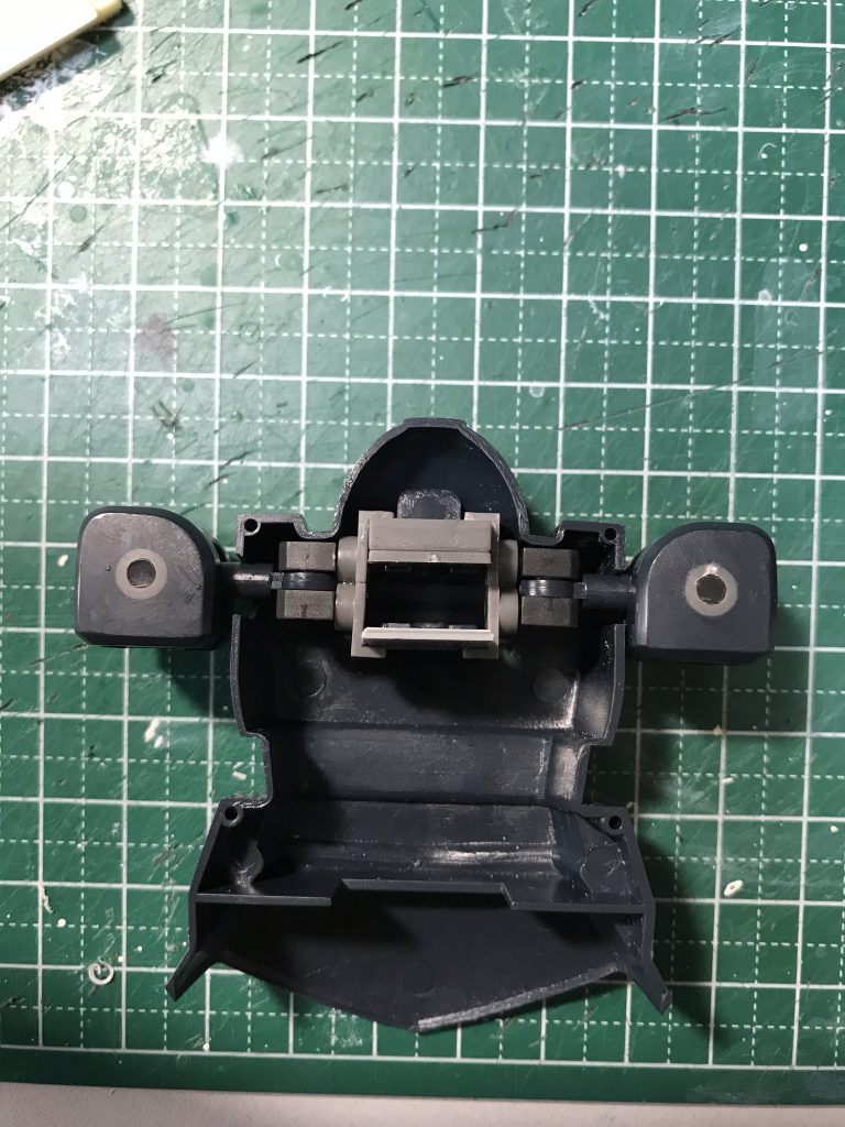 肩軸はキットのものを流用し、胴体側に固定したポリキャップからはやすように変更しました。