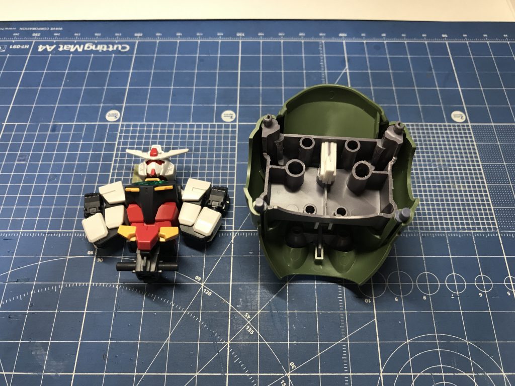 右の背面パーツにプラ板で突起を拵えてコアガンダムの背中に刺すことで固定します。合体時のコアガンダムの基本姿勢は左の様になります。