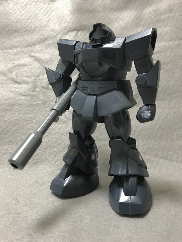 握り手は穴をプラ棒でふさぎ、指をそれらしく彫り込みました。写真では見えませんが、バズーカ持ち手はネオジム磁石を仕込んでしっかり合わさるようにしています。