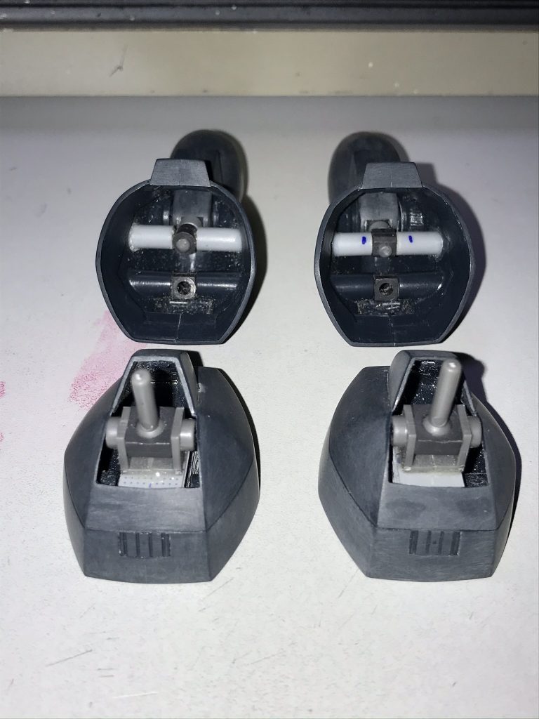 スネ側面に穴をあけてプラパイプを通しポリキャップを固定。モモ側のポリキャップとプラ棒で接続しています。足首はプラ板の積層で高さを調節しボールジョイント用ポリキャップを固定しています。