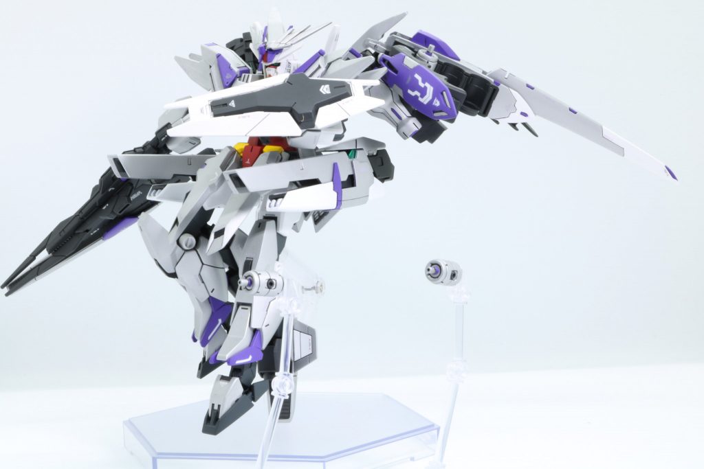 腰部のビームキャノンはセラヴィーの物とA-Zのパーツを組み合わせています。
バエルの腰部についているパーツを使用している為、ある程度稼働に自由度があります。