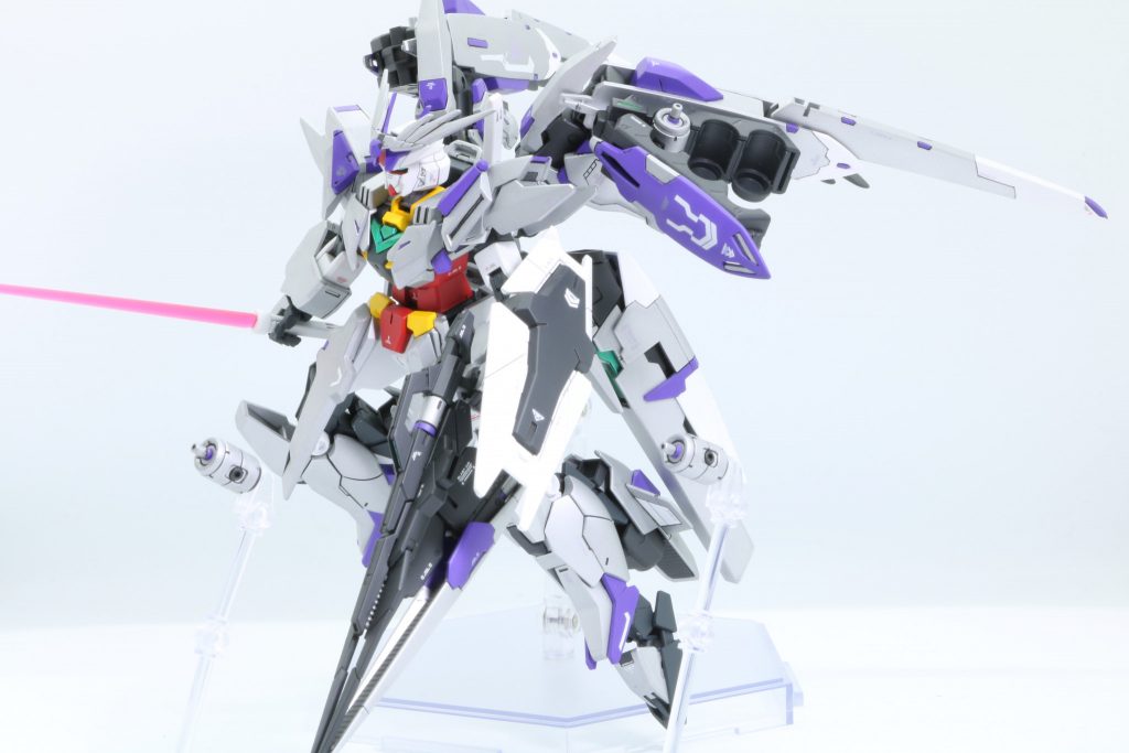 ビームサーベルはアースリィの物をそのまま使用。
ウィングにはファンネルコンテナを付けており、火力の増強の一環です。