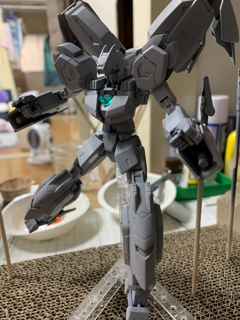 サフを吹いて色の統一を確認。アーマーの一部は隙間が酷かったのでパテ埋めしました。この時点では腕のポリキャップがユルユルだったのでその後長めのポリキャップをカットして保持力を上げています。