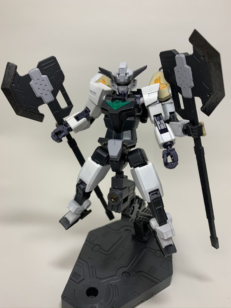 変形前はメイン腕はガンダムフレームに装着されています。悪魔が背中にいるイメージです。
