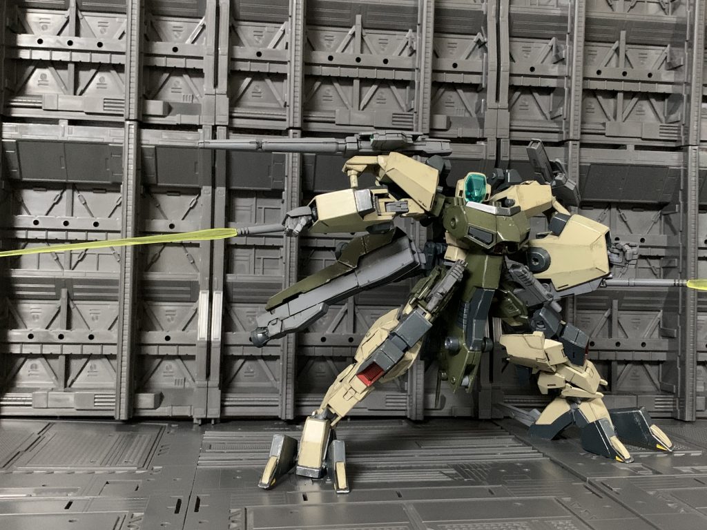 腕部兵装のマルチビームユニットはビーム砲としてだけでなくビームサーベルとしても使用が可能。ビームサーベルは敵に接近された際に素早く展開し対処するための防衛手段として専ら運用される。