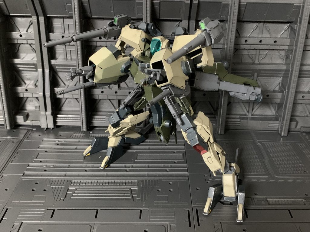 肩部ビームキャノンはミッション報酬品を使っており、連射性を下げ威力を上げる性能カスタマイズを施している。