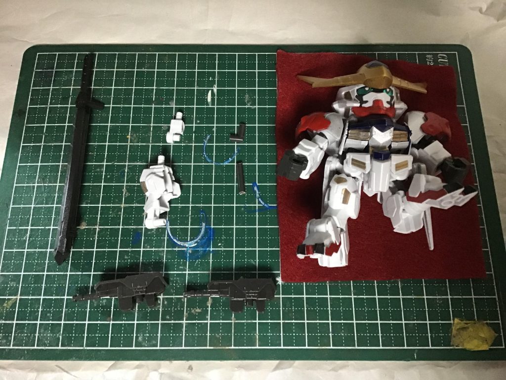 すみ入れウォッシング前。真ん中らへんの黒いランナーが縮めた手足の中身です。これをキットの上腕・脚部と交換しました。前に見かけたやつです。