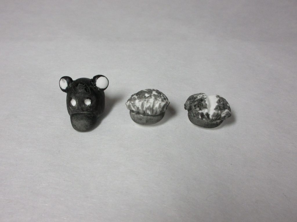 作製したクマと大泉。