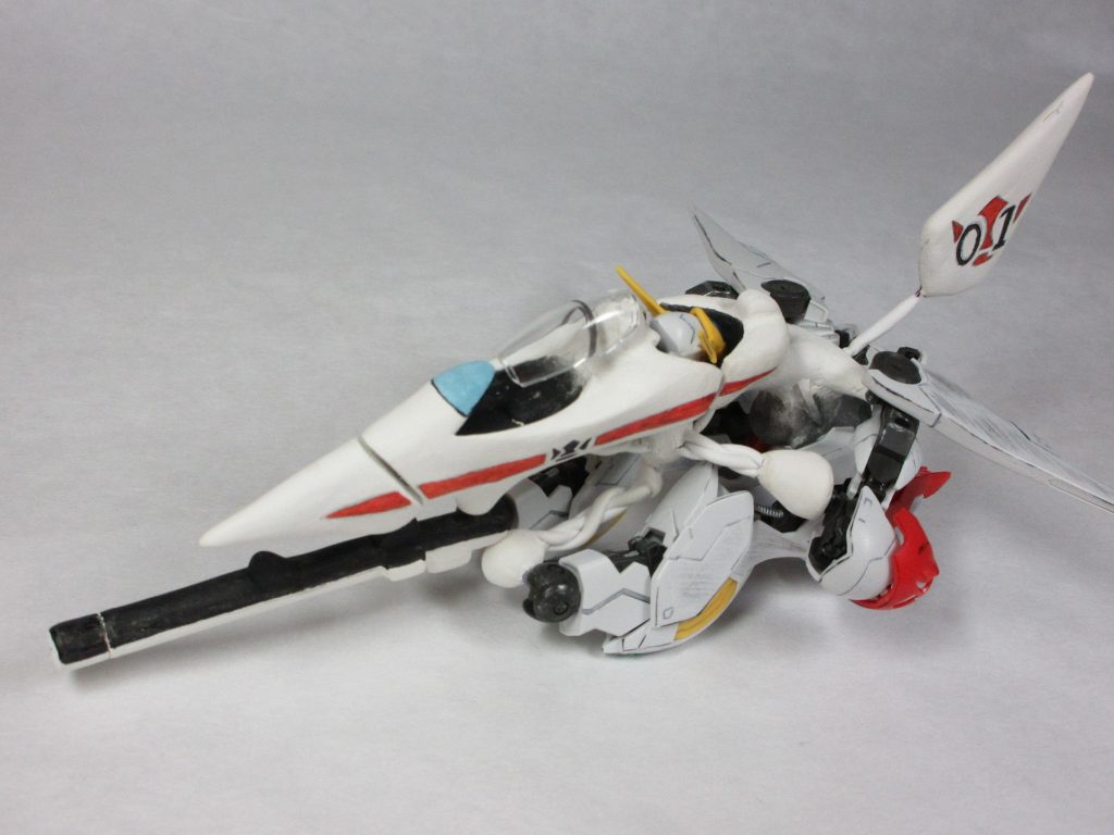 駐機状態。
主翼はルプスのサイドアーマーだったりします。
