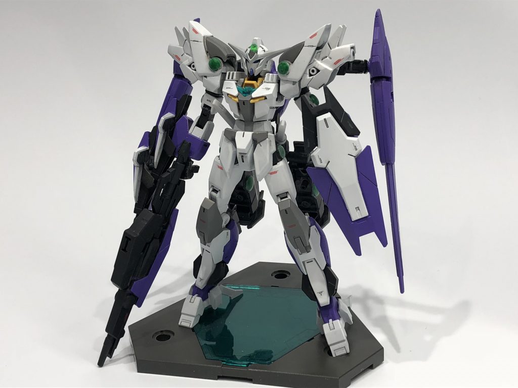 GN-000.5+CBR-001.5 オースアイザァー
オースガンダムとアイズァーのパーツをドッキングした機体。
GNドライヴはオースガンダムとアイズァーの二つを繋ぐことで直列型ダブルドライヴになっている。
イノベイド専用のイノベイター随伴用モビルスーツ
元々はELSとの交戦用に設計したがGNドライヴの製作が間に合わず、世界に増えつつあるイノベイターの能力を活かす為に調整された機体。
GN粒子のコントロール能力に長けているが、元にした機体データもあってか戦闘面だけ見れば最新のモビルスーツには及ばずじまいである。
武装
・連結式大型GNバスターライフル
・GNシールド
・GNビームサーベル
・アイズァーキャノン
・GNマニファーファング×2
・GNマルチコンテナファング×2
・GNフェザー