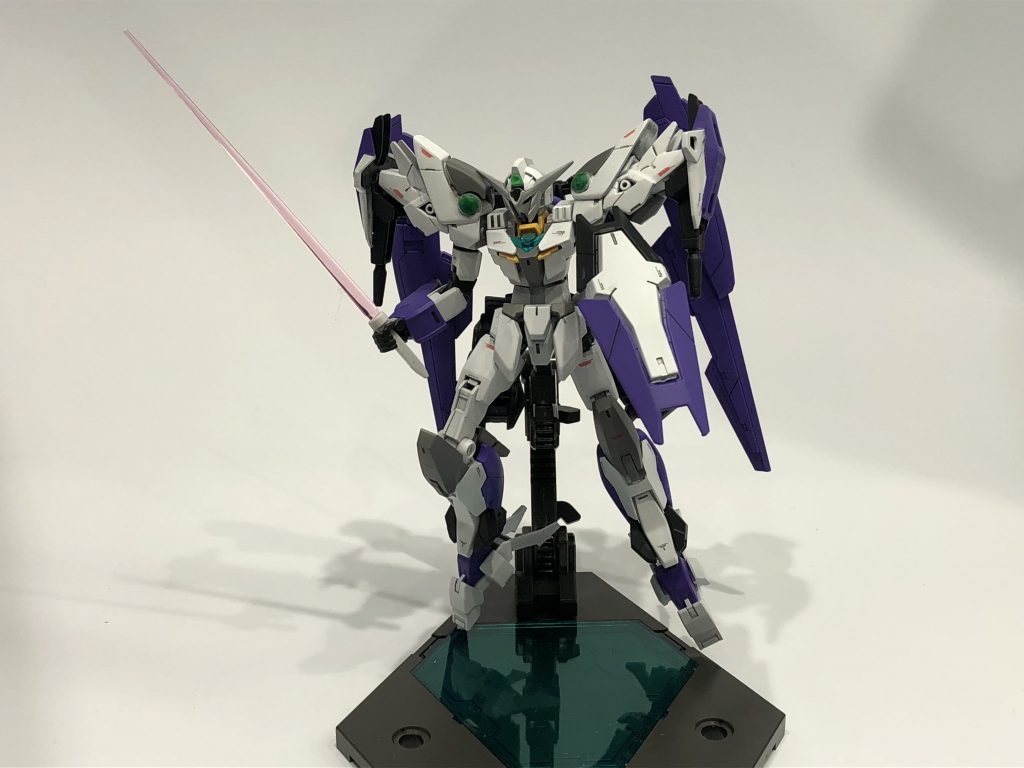 ビームサーベル構えとオリジナルのディフェンスモード
GNフィールドを展開する時はこのモードになります。
どことなくガンダムアシュタロンっぽいようなぽくないような……