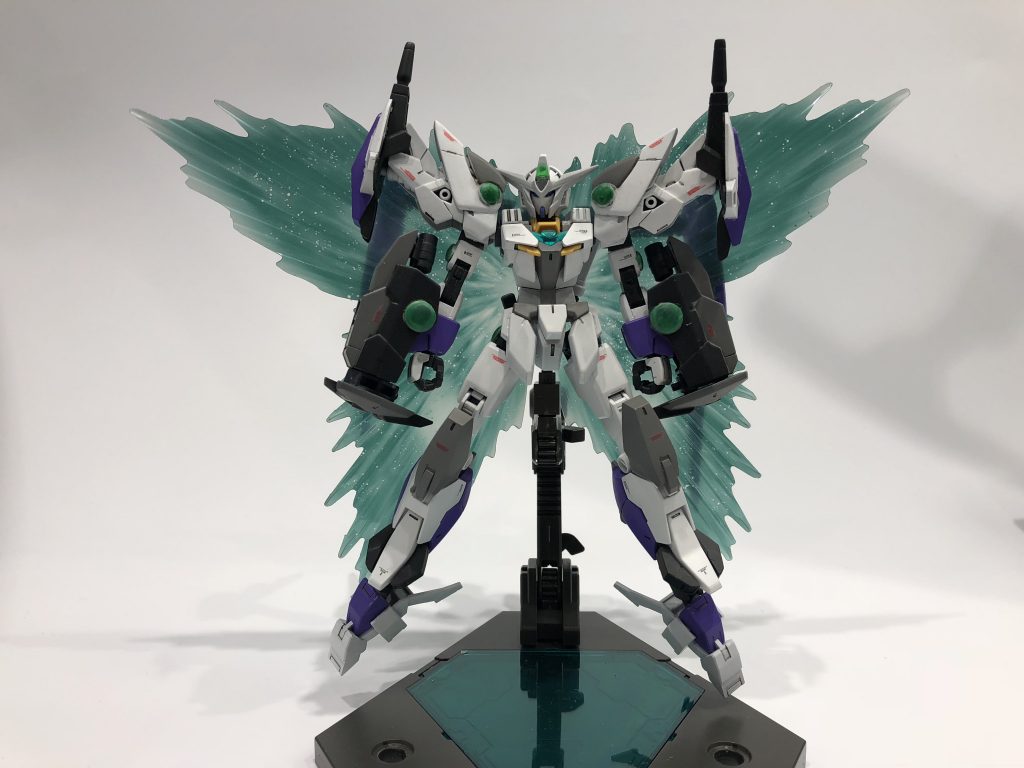 GNフェザー展開!!
マルチコンテナファングを碗部にマニファービットを肩に装着しGN粒子を最大散布する。
GNフェザー本来機能をそのままに、ELSと同化した人々やイノベイターの脳量子波を受信し、ハロ二機と搭乗者のイノベイドによって情報整理して再度伝達することが出来る。