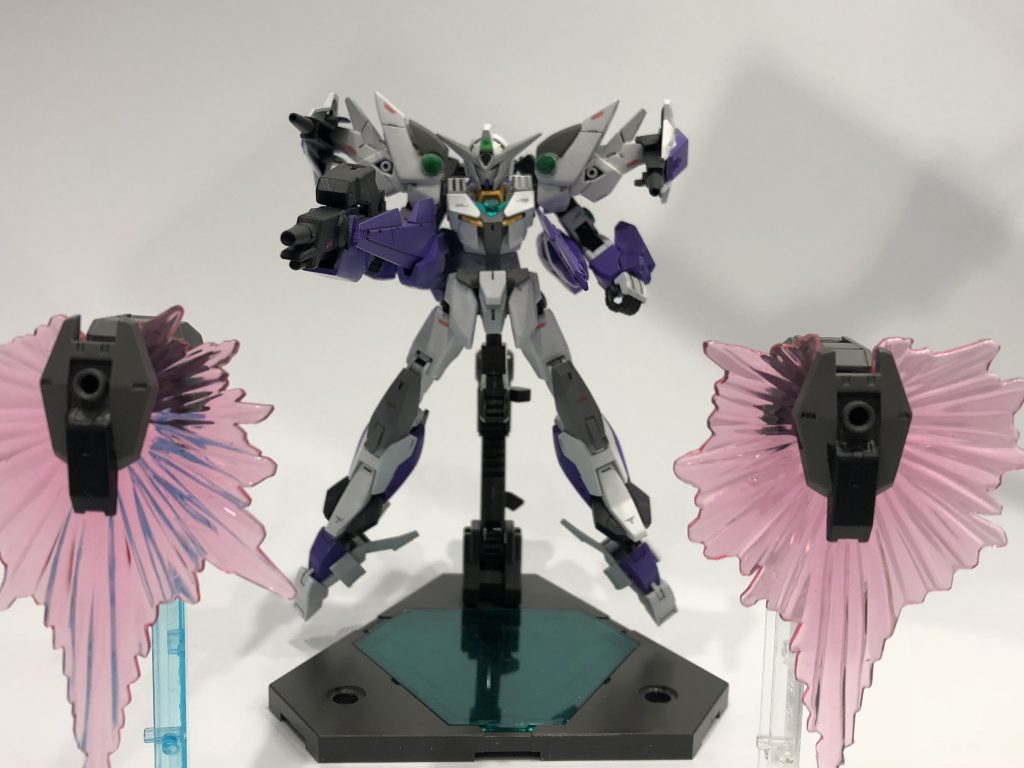 マルチコンテナファングと一斉射撃のポーズ
見にくいですがアイズァーキャノンをバインダーライフルモードで構えています。
マルチコンテナファングはGNコンデンサーの役割が強く、攻撃機能を無くし独自でシールドを展開出来る用にしている。
攻撃用のマニファーファング、防御用のマルチコンテナファングという感じです。