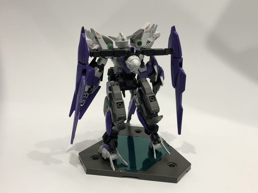 バックショットを一枚、ガンプラ自体の話をしますとオーガンダムのGNドライヴの接続部とアイズガンダムのウイングを3ミリで繋いでるのですがパテに直接穴をあけて繋いだのがまずかったのか、かなりゆるゆるに
はまってるので撮影は苦労しました……
一応アイズガンダムのモードは全て出来るようにはなってます。
いたる所に緑のクリアパーツを接着しクリアグリーンで筆塗りしたのですがめっちゃムラになってしまいました。