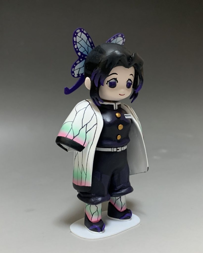 少し斜めから。服や紙はエポパテなのですが、細くなっている毛先の部分を何度も折ってしまいました。