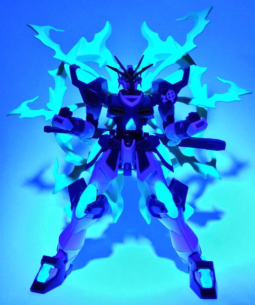 全身から粒子を開放することで特殊モードに移行できるという設定
(画像はブラックライト当てただけです)