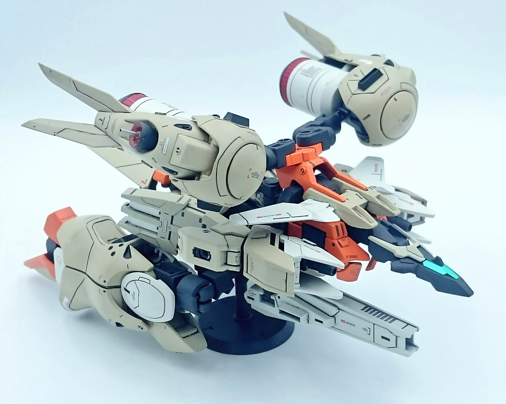 レインリリィアーマー
アースアーマーをベースにヴィートルーウェポンやジャンク等のアームパーツを使って延長したりしています。
脚部はそのままでは接続する事が出来なかったため受け軸を切り飛ばしてジャンクパーツとミキシングし3mm軸に接続できるようにしました。