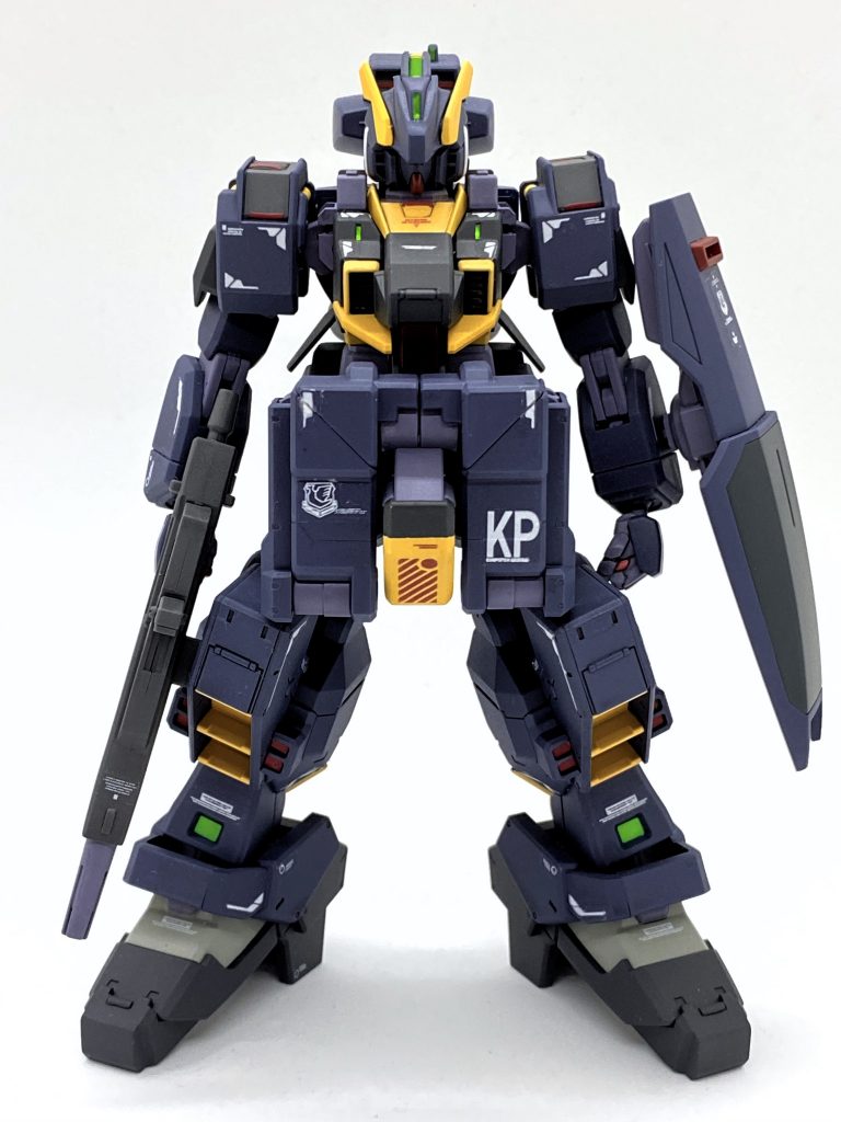 配色パターンは基本的にムック５巻の「コンセプトイメージ」画に沿っていますが、２点だけ変更しています。
・股間にバーザム風な黄色を追加……プレ・バーザム（改）として例のダクトの設置が内定しているという設定で、警戒色とマーキングでバーザム風に仕立てました。
・足の甲を灰色に変更……バーザム（改）っぽい見た目にという目的ですが、黒い実戦配備カラーのヘイズル改やアドバンスド・ヘイズルも設定色では足の甲は白系なので、無理はない……のでは……？